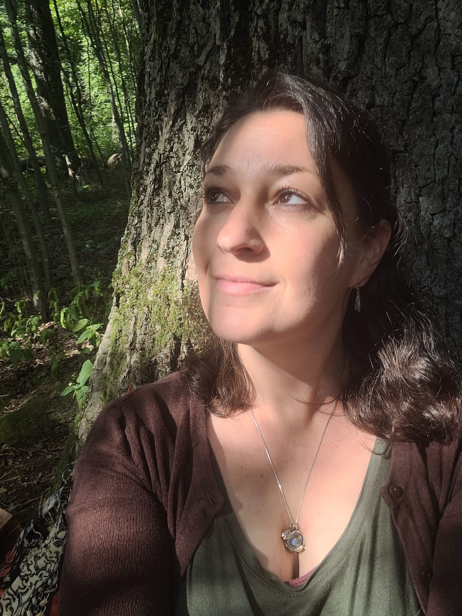 Sandra am Baum sitzend – Nschaya Inlight